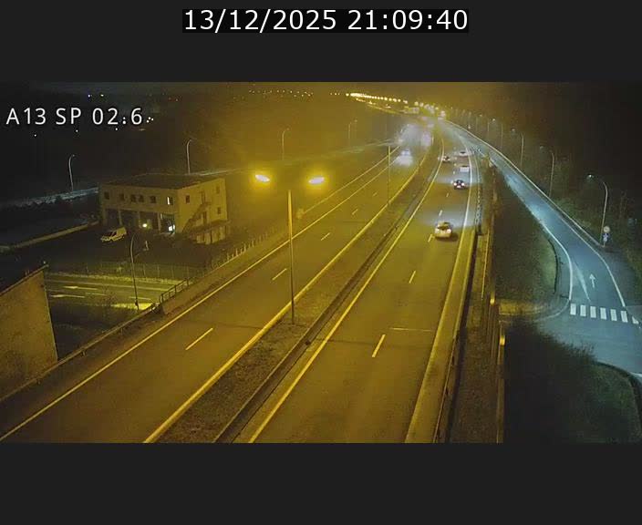 <h2>Traffic live webcam Luxembourg Sanem - A13 direction Pétange - BK 2.6</h2>