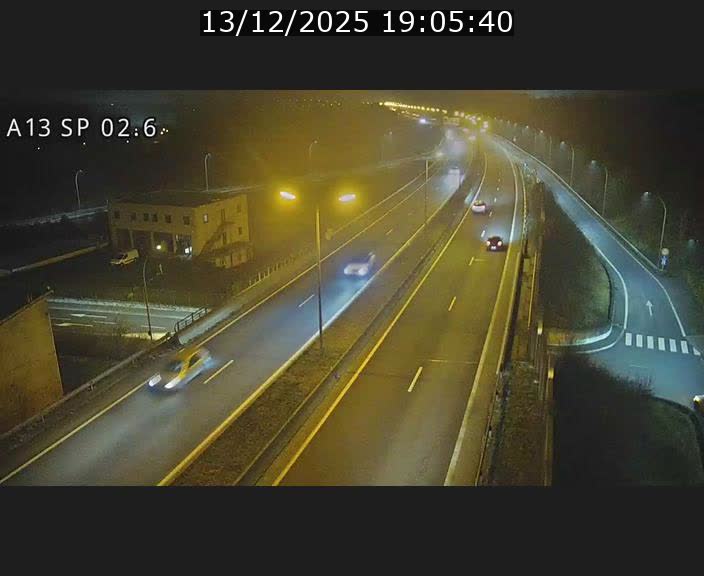 <h2>Traffic live webcam Luxembourg Sanem - A13 direction Pétange - BK 2.6</h2>