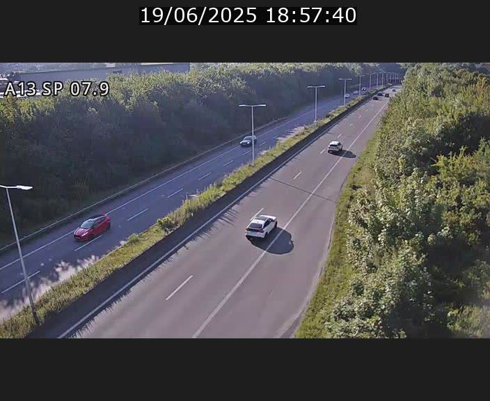 <h2>Traffic live webcam Luxembourg Jonction Lankelz - A13 direction Pétange - BK 7.9</h2>
