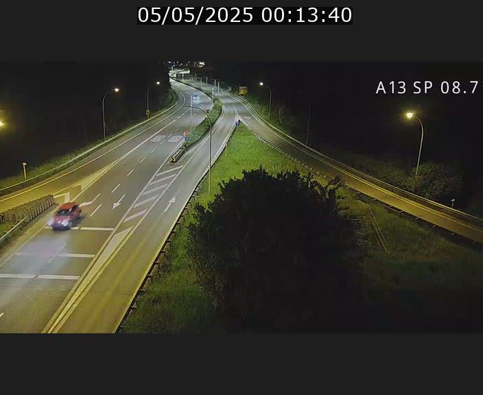 Traffic live webcam Luxembourg Jonction Lankelz - A13 direction Pétange - BK 8.7 