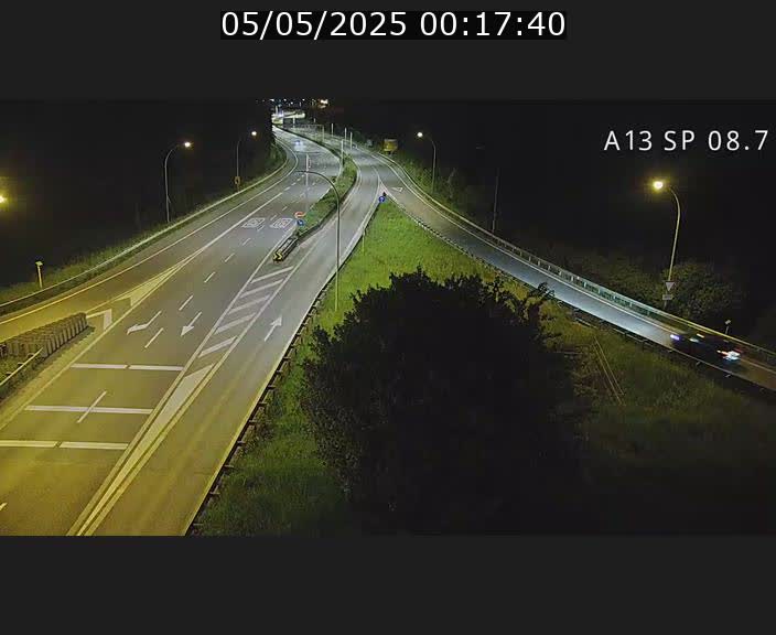 Traffic live webcam Luxembourg Jonction Lankelz - A13 direction Pétange - BK 8.7 
