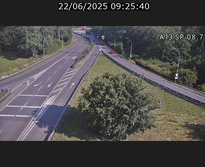 Traffic live webcam Luxembourg Jonction Lankelz - A13 direction Pétange - BK 8.7 