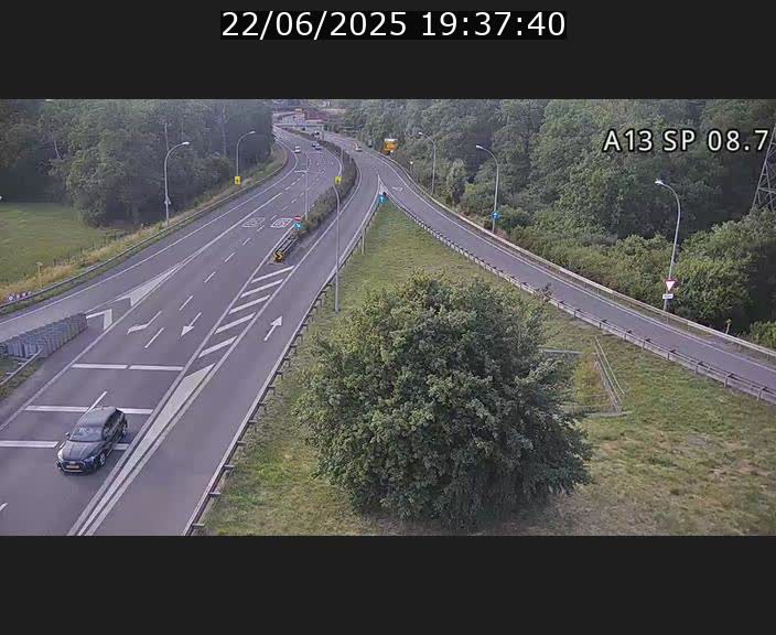 Traffic live webcam Luxembourg Jonction Lankelz - A13 direction Pétange - BK 8.7 