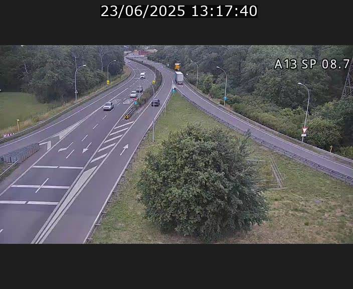 Traffic live webcam Luxembourg Jonction Lankelz - A13 direction Pétange - BK 8.7 