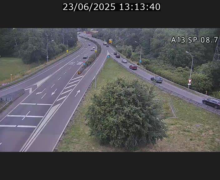 Traffic live webcam Luxembourg Jonction Lankelz - A13 direction Pétange - BK 8.7 