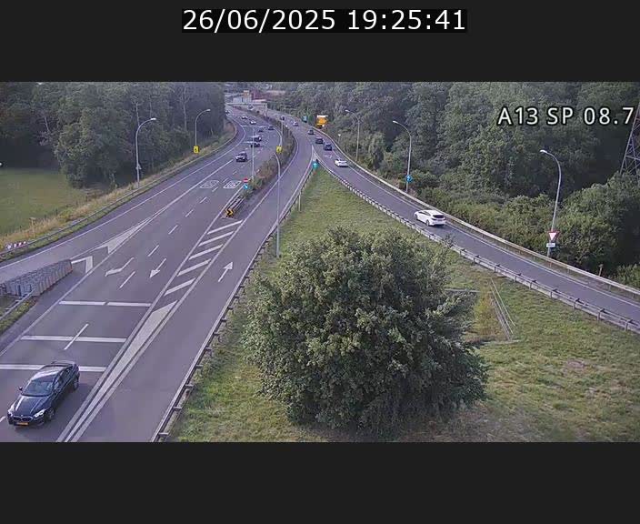 Traffic live webcam Luxembourg Jonction Lankelz - A13 direction Pétange - BK 8.7 