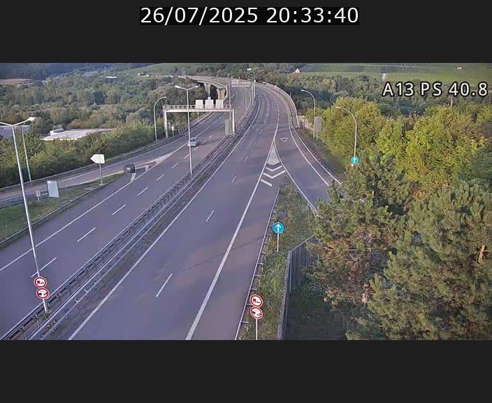 Webcam autoroute A13 à la sortie est du tunnel Markusbierg à Schengen. Vue sur le pont de la Moselle, vers l'Allemagne