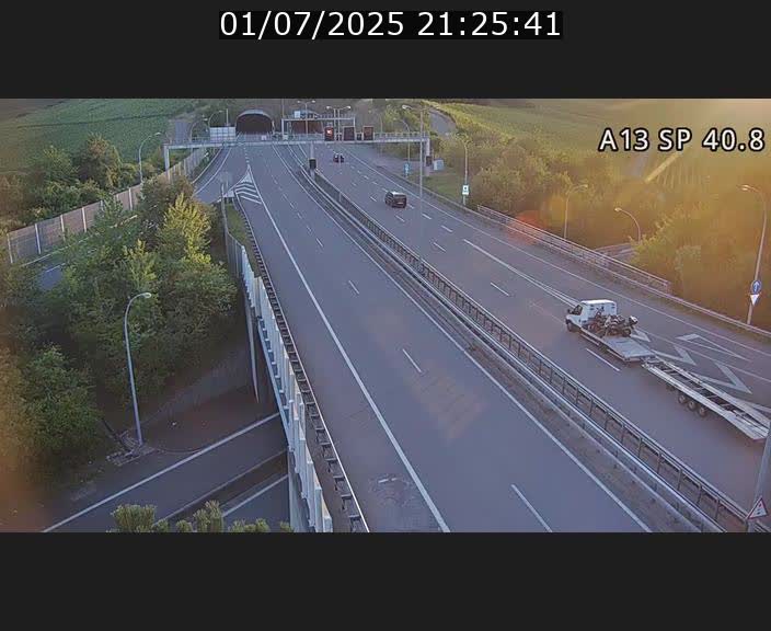Webcam avec vue sur l'entrée côté allemand du tunnel Markusbierg à Schengen. Vue orientée vers le tunnel et Bettembourg