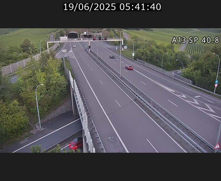 Webcam avec vue sur l'entrée côté allemand du tunnel Markusbierg à Schengen. Vue orientée vers le tunnel et Bettembourg