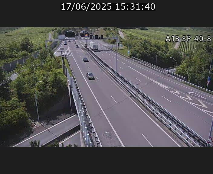 Webcam avec vue sur l'entrée côté allemand du tunnel Markusbierg à Schengen. Vue orientée vers le tunnel et Bettembourg