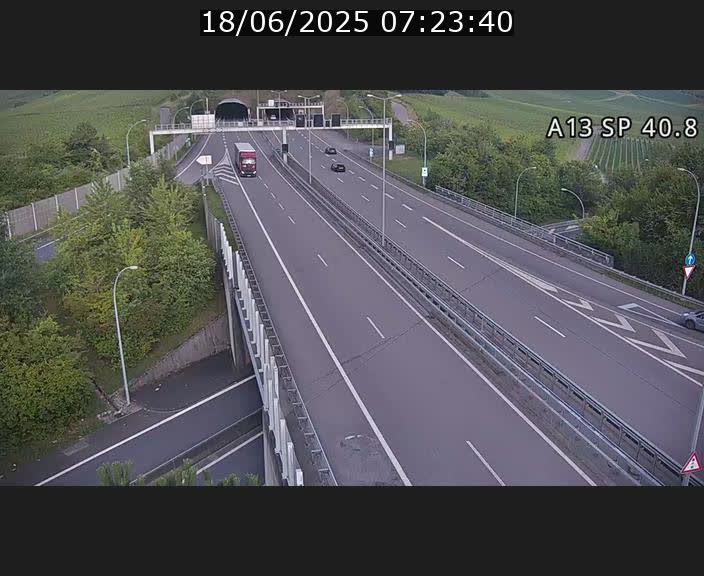 Webcam avec vue sur l'entrée côté allemand du tunnel Markusbierg à Schengen. Vue orientée vers le tunnel et Bettembourg