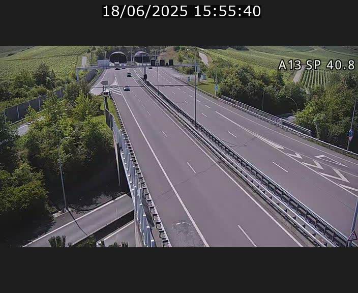 Webcam avec vue sur l'entrée côté allemand du tunnel Markusbierg à Schengen. Vue orientée vers le tunnel et Bettembourg
