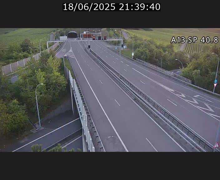 Webcam avec vue sur l'entrée côté allemand du tunnel Markusbierg à Schengen. Vue orientée vers le tunnel et Bettembourg