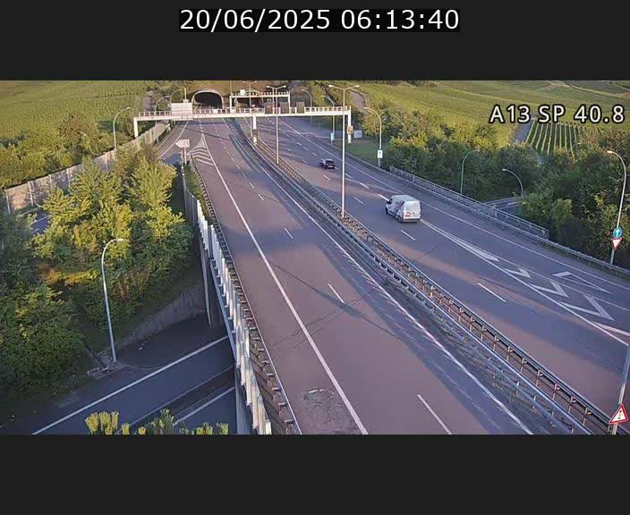 Webcam avec vue sur l'entrée côté allemand du tunnel Markusbierg à Schengen. Vue orientée vers le tunnel et Bettembourg