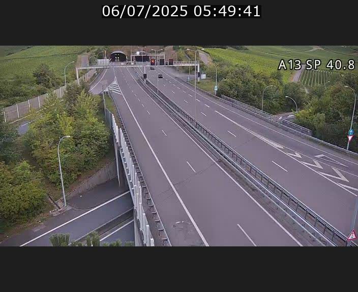 Webcam avec vue sur l'entrée côté allemand du tunnel Markusbierg à Schengen. Vue orientée vers le tunnel et Bettembourg