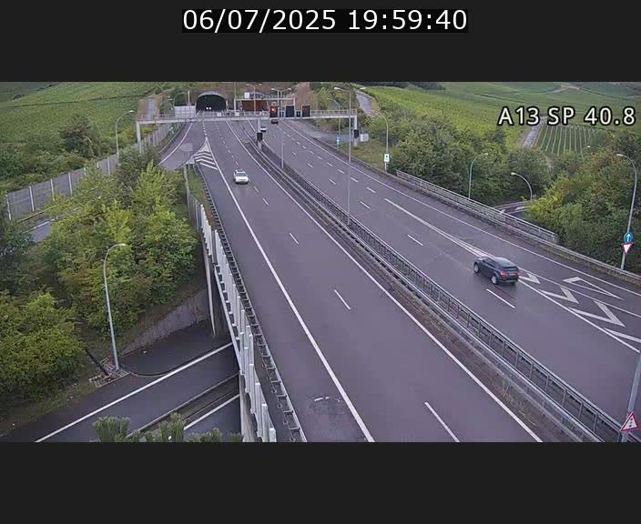 Webcam avec vue sur l'entrée côté allemand du tunnel Markusbierg à Schengen. Vue orientée vers le tunnel et Bettembourg