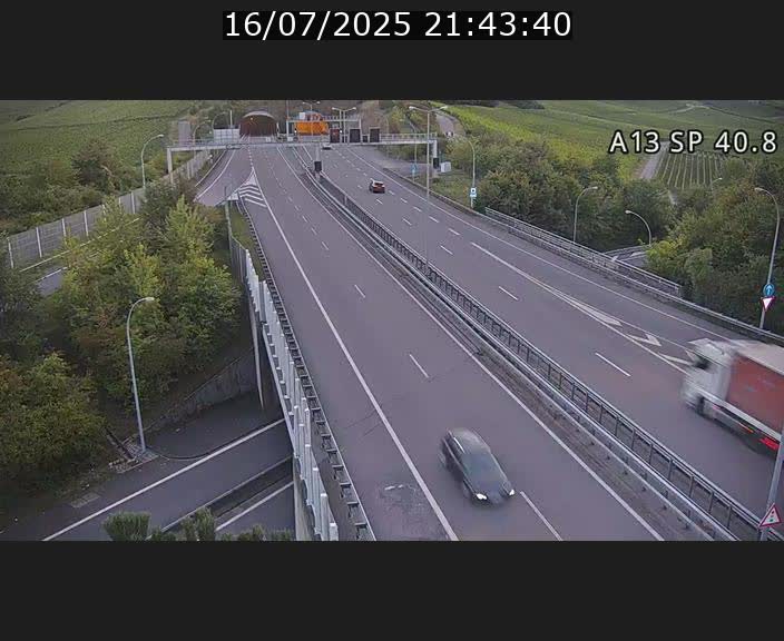 Webcam avec vue sur l'entrée côté allemand du tunnel Markusbierg à Schengen. Vue orientée vers le tunnel et Bettembourg