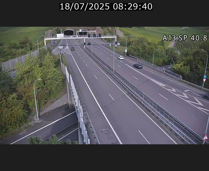 Webcam avec vue sur l'entrée côté allemand du tunnel Markusbierg à Schengen. Vue orientée vers le tunnel et Bettembourg