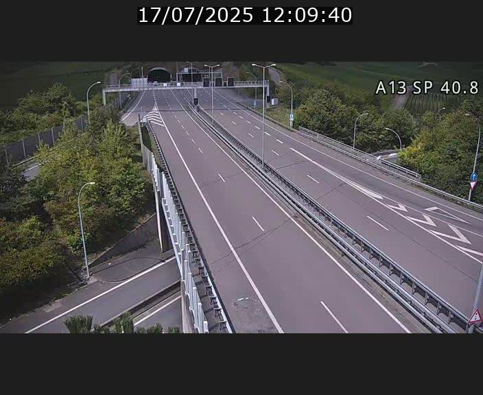 Webcam avec vue sur l'entrée côté allemand du tunnel Markusbierg à Schengen. Vue orientée vers le tunnel et Bettembourg