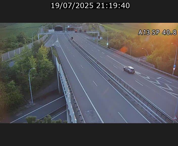 Webcam avec vue sur l'entrée côté allemand du tunnel Markusbierg à Schengen. Vue orientée vers le tunnel et Bettembourg