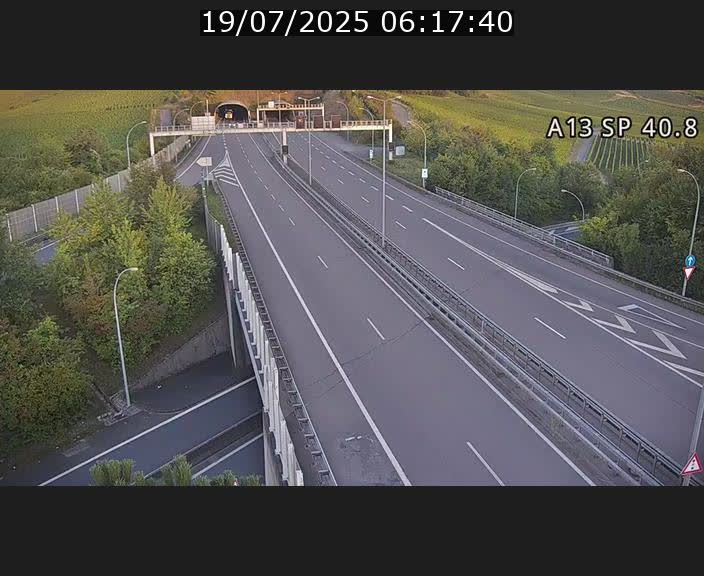 Webcam avec vue sur l'entrée côté allemand du tunnel Markusbierg à Schengen. Vue orientée vers le tunnel et Bettembourg
