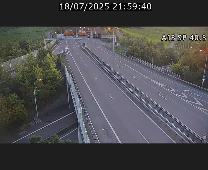 Webcam avec vue sur l'entrée côté allemand du tunnel Markusbierg à Schengen. Vue orientée vers le tunnel et Bettembourg