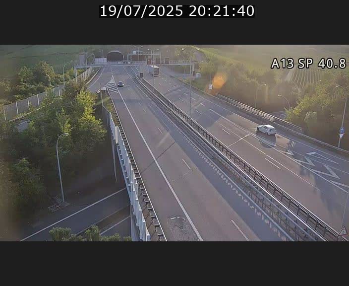 Webcam avec vue sur l'entrée côté allemand du tunnel Markusbierg à Schengen. Vue orientée vers le tunnel et Bettembourg