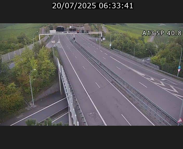 Webcam avec vue sur l'entrée côté allemand du tunnel Markusbierg à Schengen. Vue orientée vers le tunnel et Bettembourg
