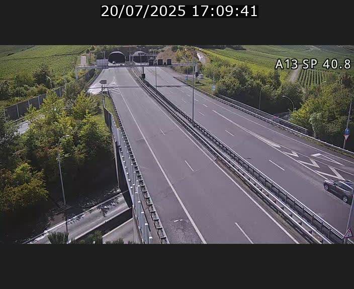 Webcam avec vue sur l'entrée côté allemand du tunnel Markusbierg à Schengen. Vue orientée vers le tunnel et Bettembourg