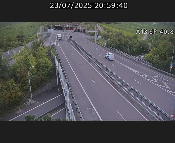 Webcam avec vue sur l'entrée côté allemand du tunnel Markusbierg à Schengen. Vue orientée vers le tunnel et Bettembourg