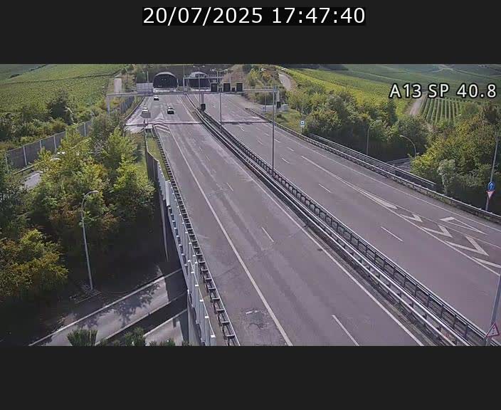 Webcam avec vue sur l'entrée côté allemand du tunnel Markusbierg à Schengen. Vue orientée vers le tunnel et Bettembourg