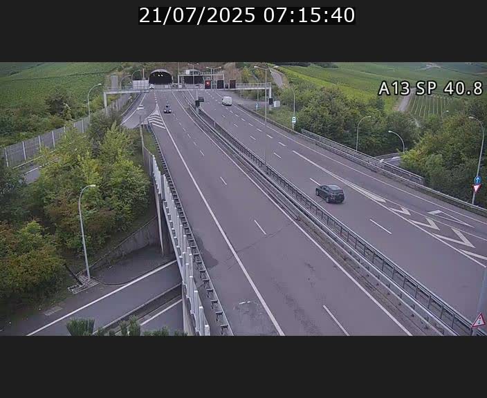 Webcam avec vue sur l'entrée côté allemand du tunnel Markusbierg à Schengen. Vue orientée vers le tunnel et Bettembourg