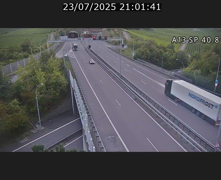 Webcam avec vue sur l'entrée côté allemand du tunnel Markusbierg à Schengen. Vue orientée vers le tunnel et Bettembourg