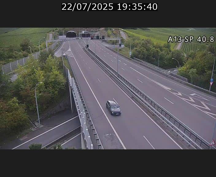 Webcam avec vue sur l'entrée côté allemand du tunnel Markusbierg à Schengen. Vue orientée vers le tunnel et Bettembourg