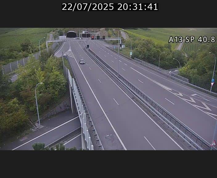 Webcam avec vue sur l'entrée côté allemand du tunnel Markusbierg à Schengen. Vue orientée vers le tunnel et Bettembourg