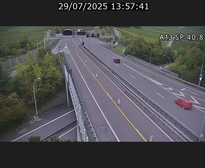 Webcam avec vue sur l'entrée côté allemand du tunnel Markusbierg à Schengen. Vue orientée vers le tunnel et Bettembourg