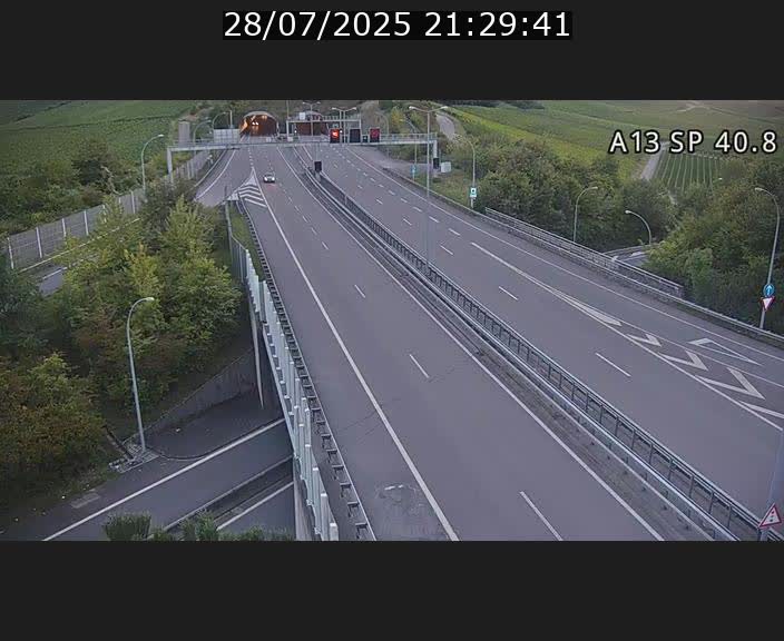Webcam avec vue sur l'entrée côté allemand du tunnel Markusbierg à Schengen. Vue orientée vers le tunnel et Bettembourg