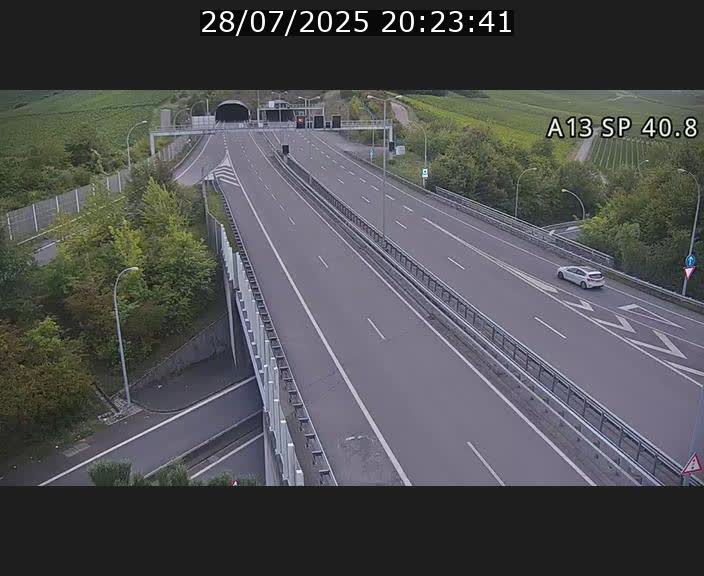 Webcam avec vue sur l'entrée côté allemand du tunnel Markusbierg à Schengen. Vue orientée vers le tunnel et Bettembourg