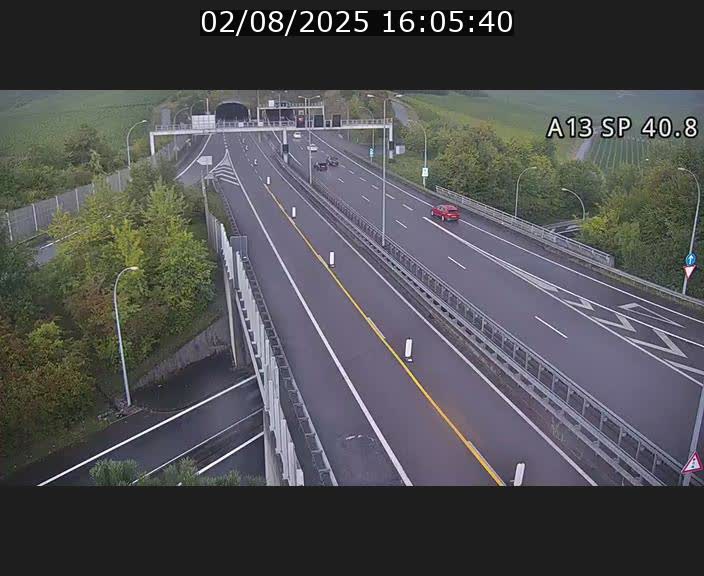 Webcam avec vue sur l'entrée côté allemand du tunnel Markusbierg à Schengen. Vue orientée vers le tunnel et Bettembourg