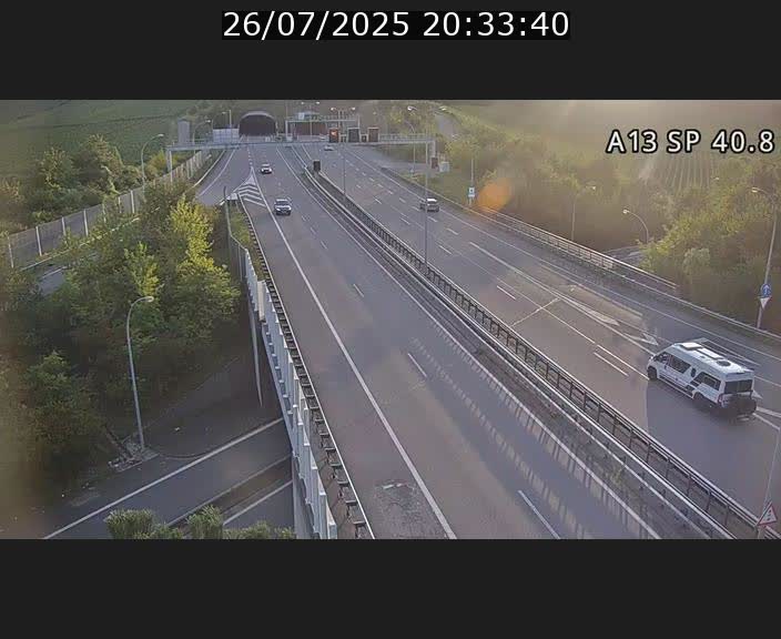 Webcam avec vue sur l'entrée côté allemand du tunnel Markusbierg à Schengen. Vue orientée vers le tunnel et Bettembourg