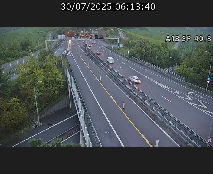 Webcam avec vue sur l'entrée côté allemand du tunnel Markusbierg à Schengen. Vue orientée vers le tunnel et Bettembourg