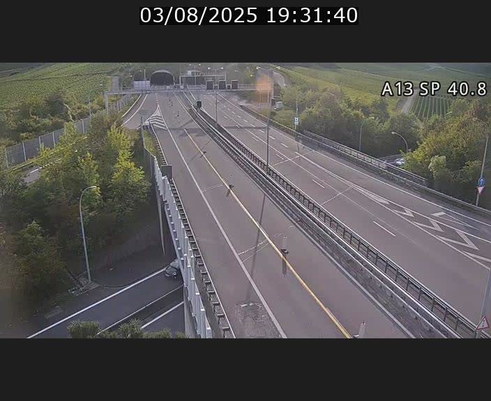 Webcam avec vue sur l'entrée côté allemand du tunnel Markusbierg à Schengen. Vue orientée vers le tunnel et Bettembourg