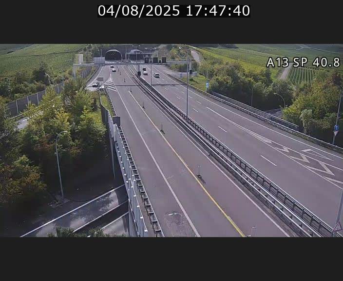 Webcam avec vue sur l'entrée côté allemand du tunnel Markusbierg à Schengen. Vue orientée vers le tunnel et Bettembourg