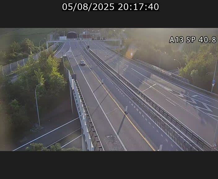 Webcam avec vue sur l'entrée côté allemand du tunnel Markusbierg à Schengen. Vue orientée vers le tunnel et Bettembourg