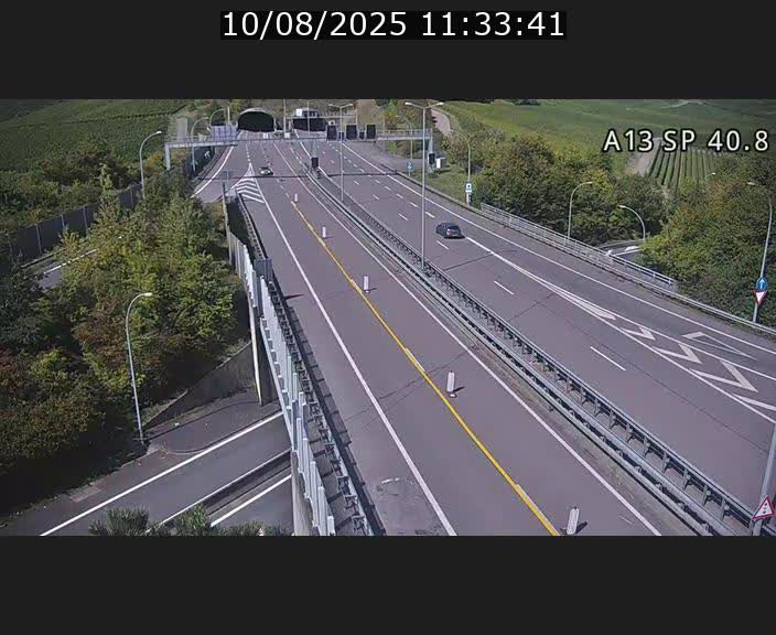 Webcam avec vue sur l'entrée côté allemand du tunnel Markusbierg à Schengen. Vue orientée vers le tunnel et Bettembourg