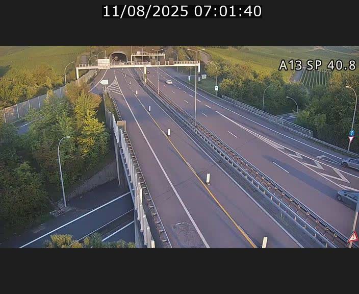 Webcam avec vue sur l'entrée côté allemand du tunnel Markusbierg à Schengen. Vue orientée vers le tunnel et Bettembourg