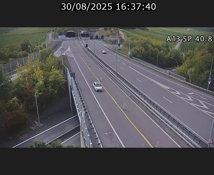 Webcam avec vue sur l'entrée côté allemand du tunnel Markusbierg à Schengen. Vue orientée vers le tunnel et Bettembourg