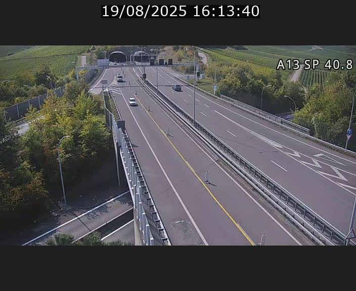 Webcam avec vue sur l'entrée côté allemand du tunnel Markusbierg à Schengen. Vue orientée vers le tunnel et Bettembourg