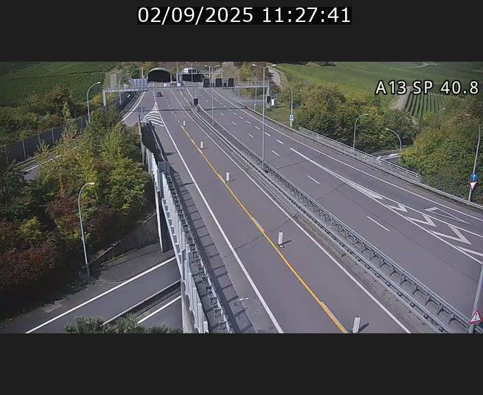 Webcam avec vue sur l'entrée côté allemand du tunnel Markusbierg à Schengen. Vue orientée vers le tunnel et Bettembourg