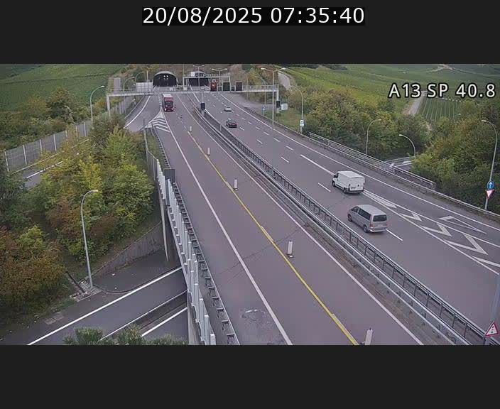 Webcam avec vue sur l'entrée côté allemand du tunnel Markusbierg à Schengen. Vue orientée vers le tunnel et Bettembourg